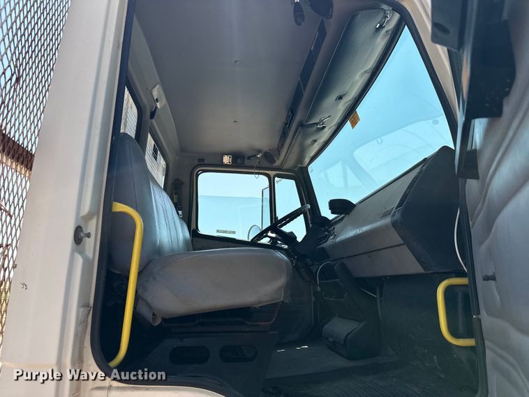 image for item EJ8916 2000 Freightliner  FL80 pressure digger truck