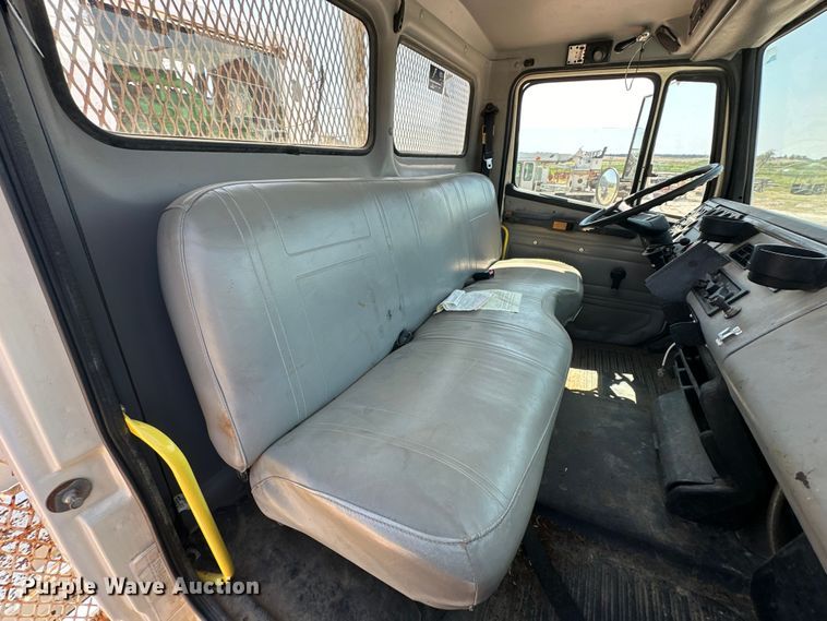 image for item EJ8916 2000 Freightliner  FL80 pressure digger truck