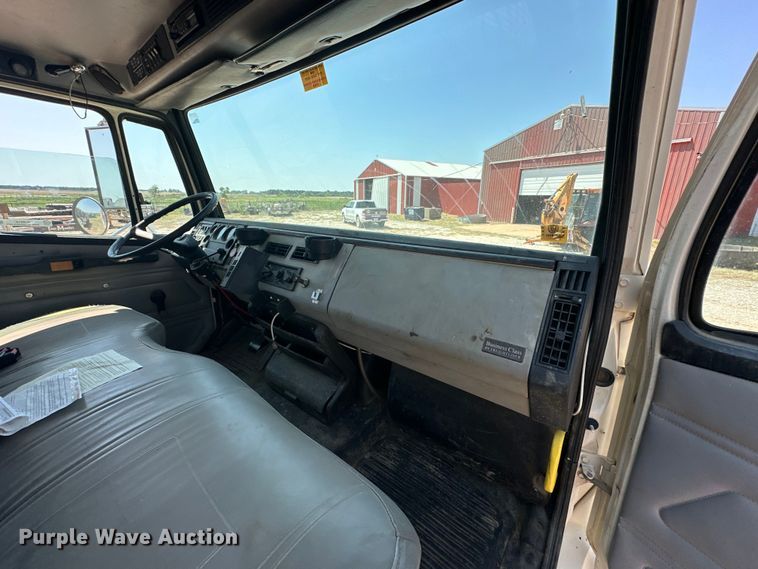 image for item EJ8916 2000 Freightliner  FL80 pressure digger truck