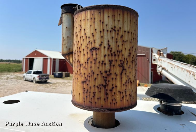 image for item EJ8916 2000 Freightliner  FL80 pressure digger truck