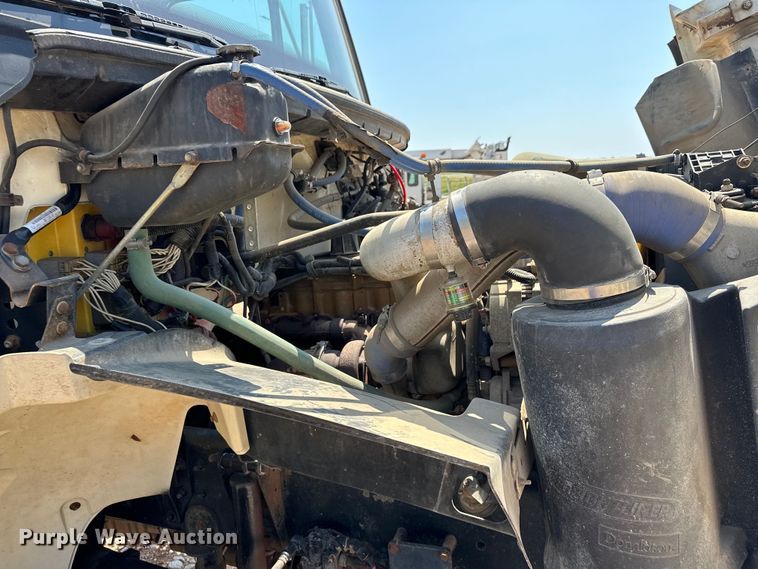 image for item EJ8916 2000 Freightliner  FL80 pressure digger truck