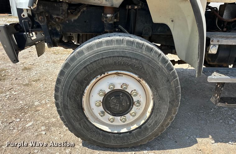 image for item EJ8916 2000 Freightliner  FL80 pressure digger truck