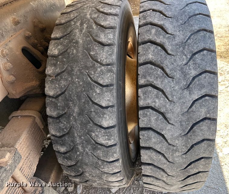 image for item EJ8916 2000 Freightliner  FL80 pressure digger truck