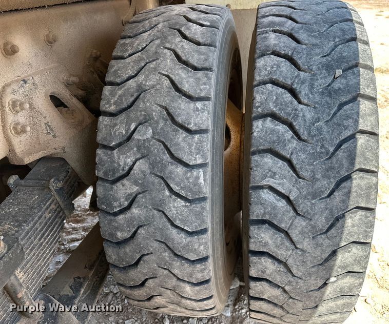 image for item EJ8916 2000 Freightliner  FL80 pressure digger truck