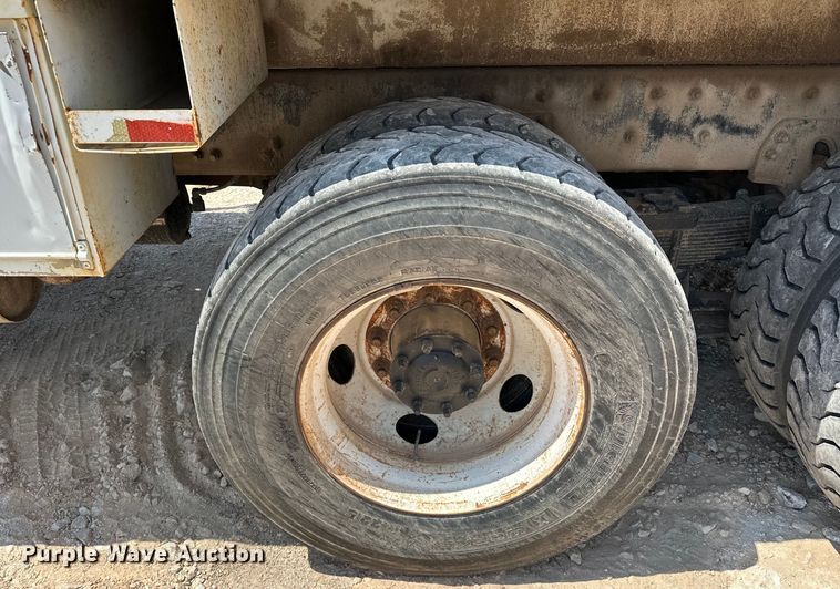 image for item EJ8916 2000 Freightliner  FL80 pressure digger truck