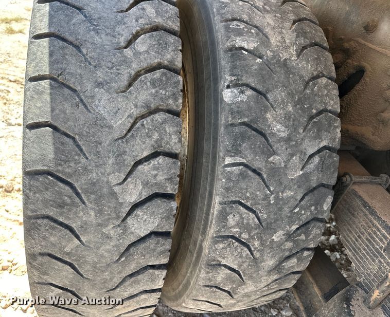 image for item EJ8916 2000 Freightliner  FL80 pressure digger truck