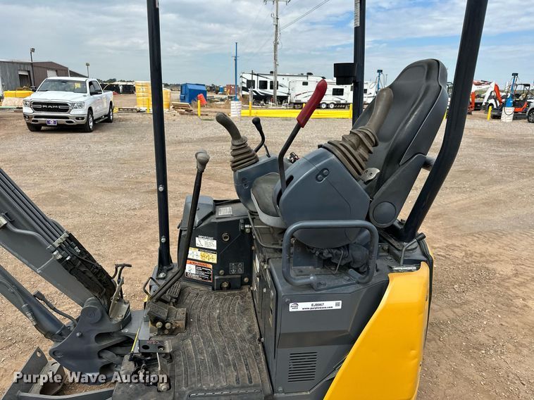 image for item EJ8967 2016 John Deere 17G mini excavator