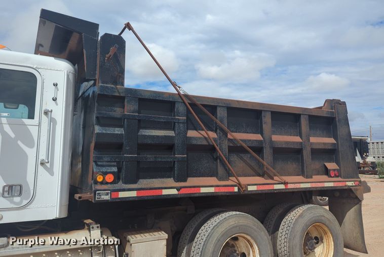 image for item EQ2034 2003 Freightliner  FLD dump truck