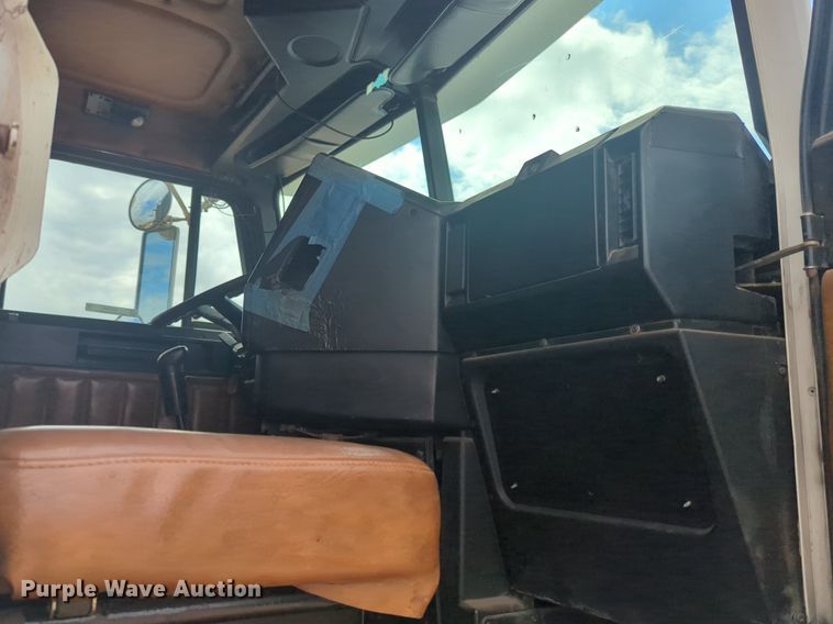 image for item EQ2034 2003 Freightliner  FLD dump truck