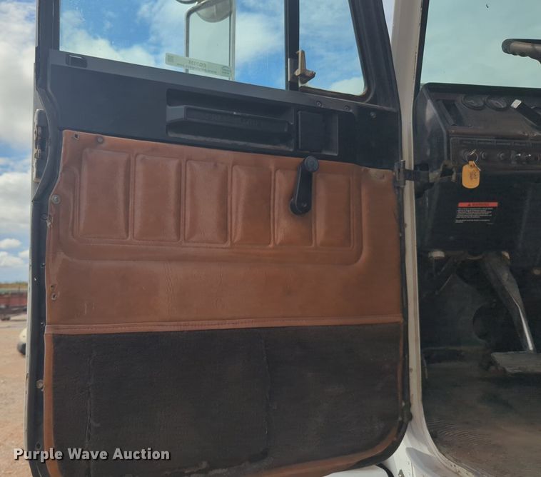 image for item EQ2034 2003 Freightliner  FLD dump truck