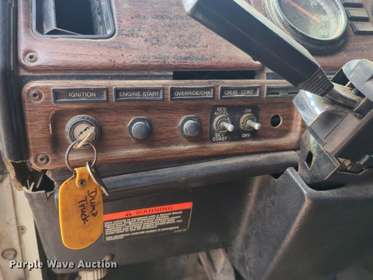 image for item EQ2034 2003 Freightliner  FLD dump truck