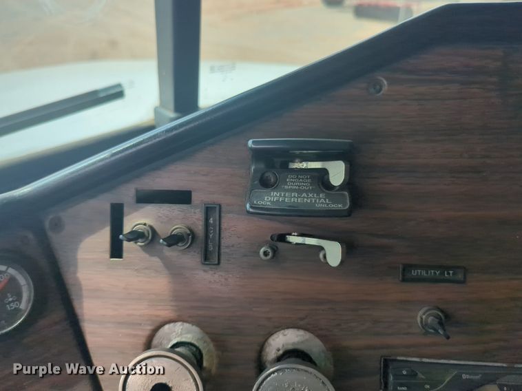 image for item EQ2034 2003 Freightliner  FLD dump truck