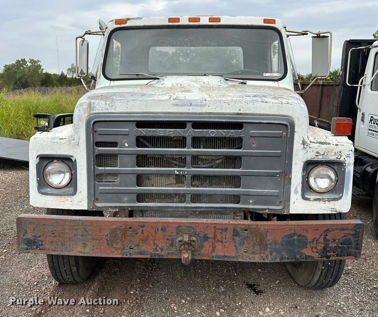 image for item EQ2057 1984 International  1754 flatbed truck