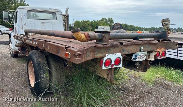 image for item EQ2057 1984 International  1754 flatbed truck