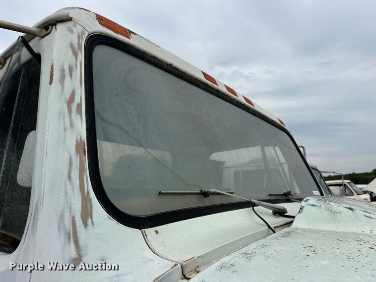 image for item EQ2057 1984 International  1754 flatbed truck