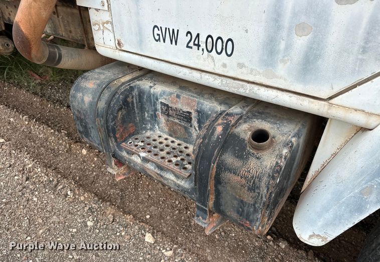 image for item EQ2057 1984 International  1754 flatbed truck