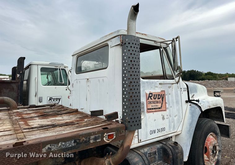 image for item EQ2057 1984 International  1754 flatbed truck