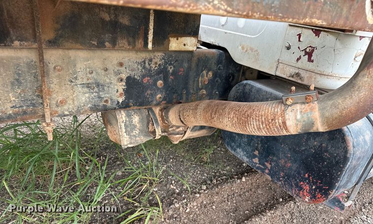 image for item EQ2057 1984 International  1754 flatbed truck