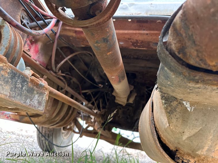 image for item EQ2057 1984 International  1754 flatbed truck