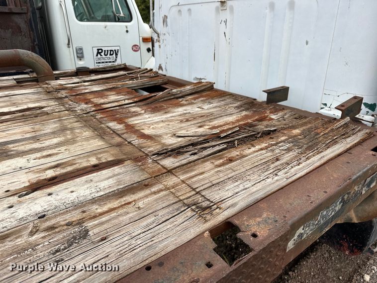 image for item EQ2057 1984 International  1754 flatbed truck