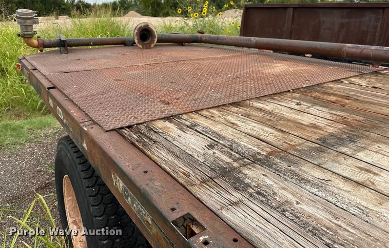 image for item EQ2057 1984 International  1754 flatbed truck