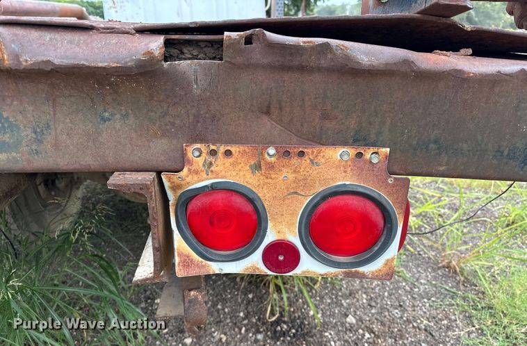 image for item EQ2057 1984 International  1754 flatbed truck