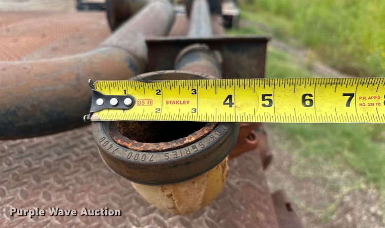 image for item EQ2057 1984 International  1754 flatbed truck