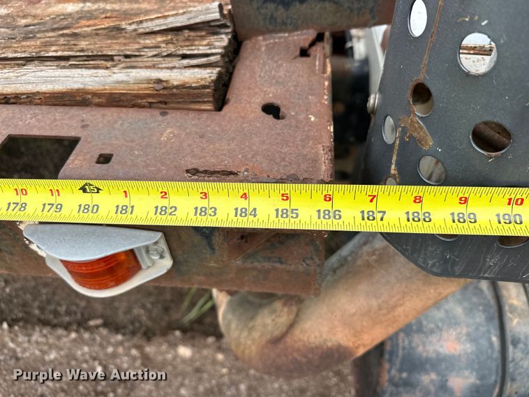 image for item EQ2057 1984 International  1754 flatbed truck