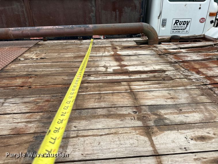 image for item EQ2057 1984 International  1754 flatbed truck