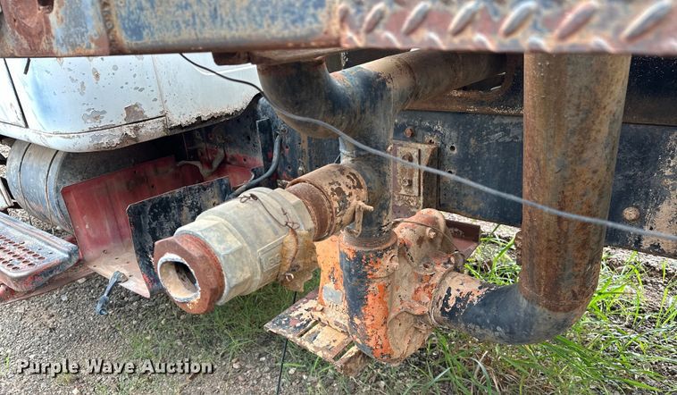 image for item EQ2057 1984 International  1754 flatbed truck