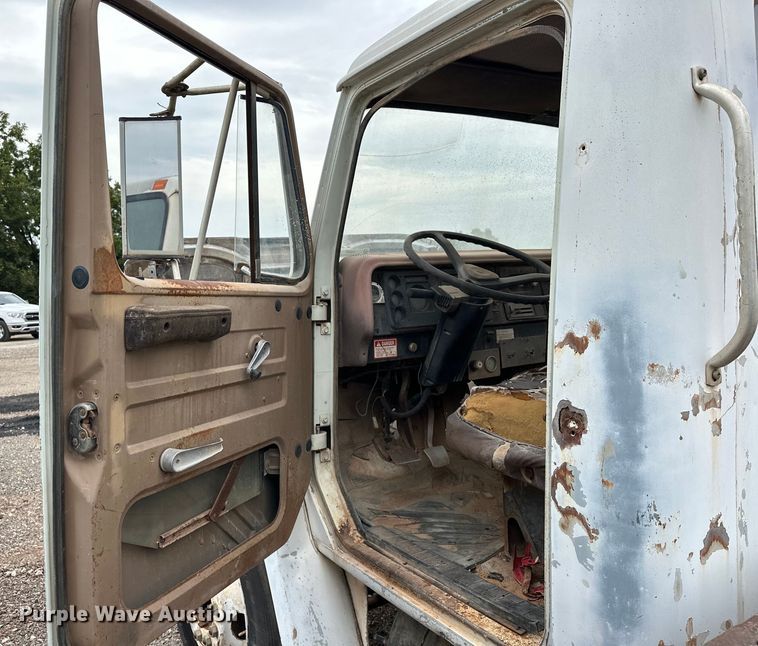 image for item EQ2057 1984 International  1754 flatbed truck