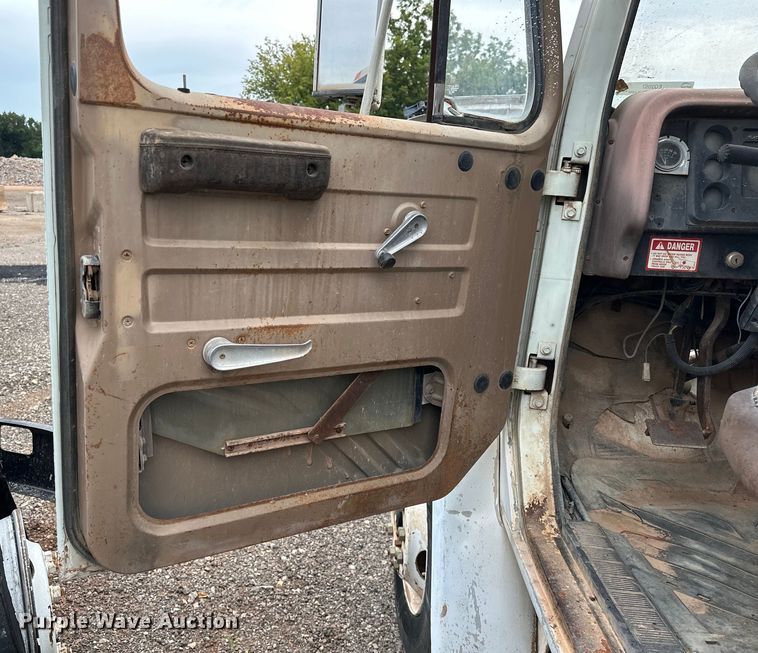 image for item EQ2057 1984 International  1754 flatbed truck