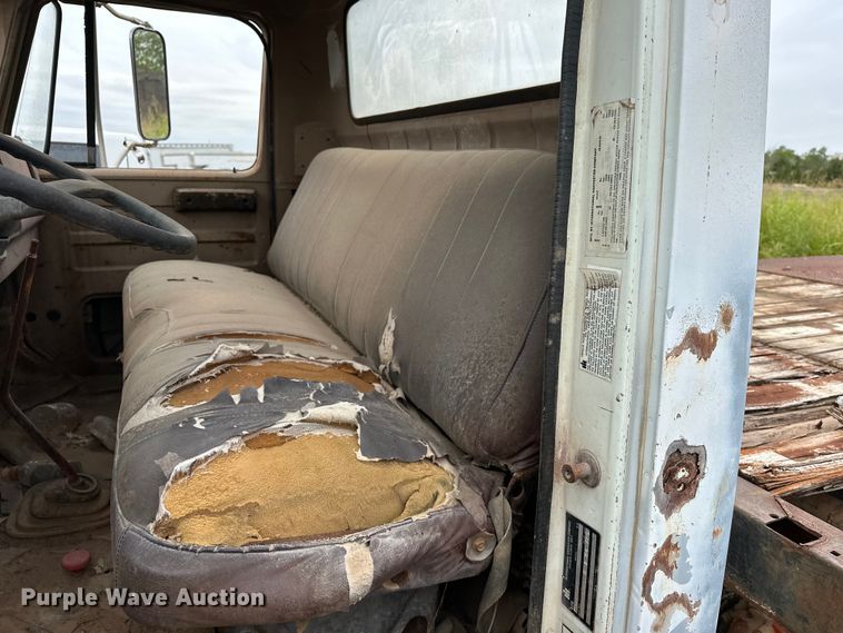 image for item EQ2057 1984 International  1754 flatbed truck