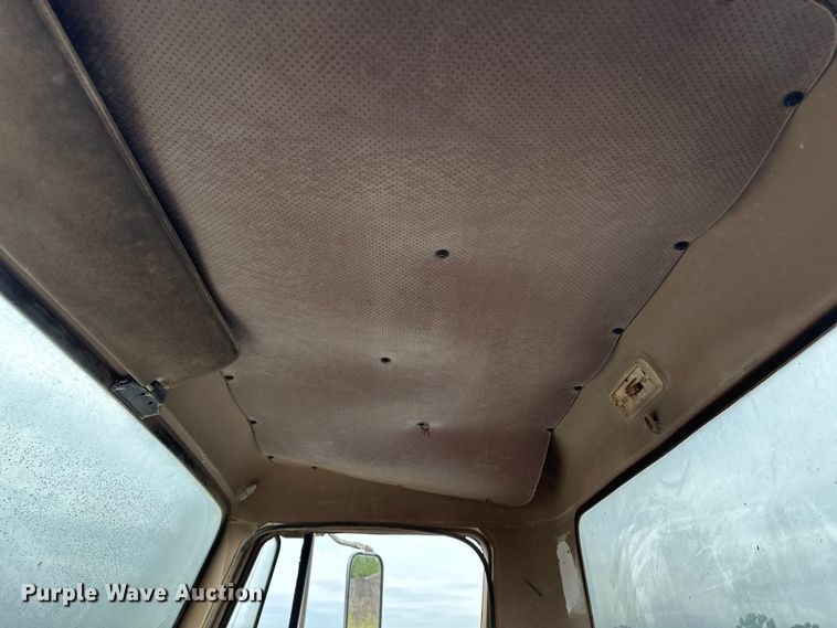 image for item EQ2057 1984 International  1754 flatbed truck