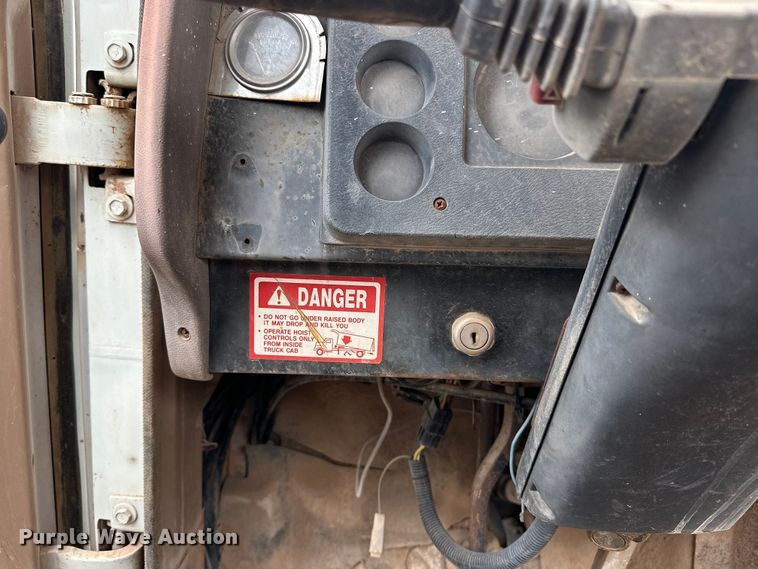 image for item EQ2057 1984 International  1754 flatbed truck