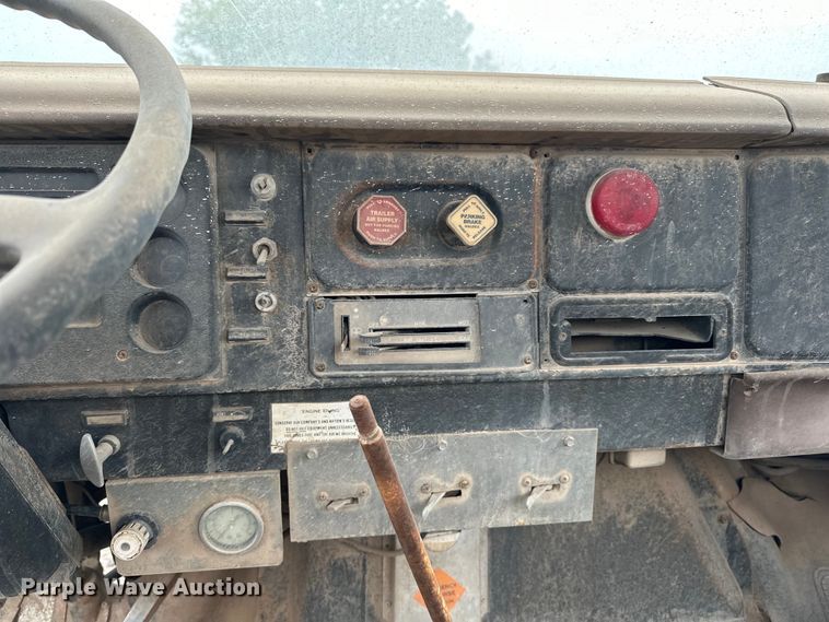 image for item EQ2057 1984 International  1754 flatbed truck