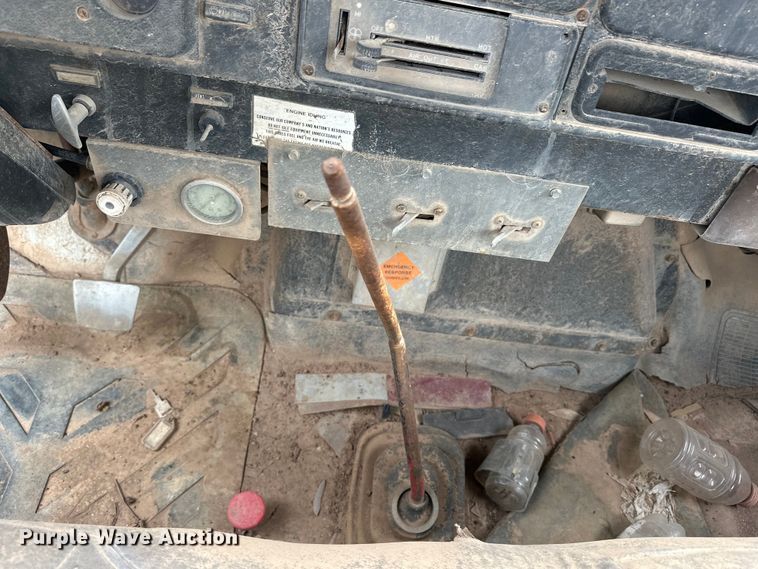 image for item EQ2057 1984 International  1754 flatbed truck