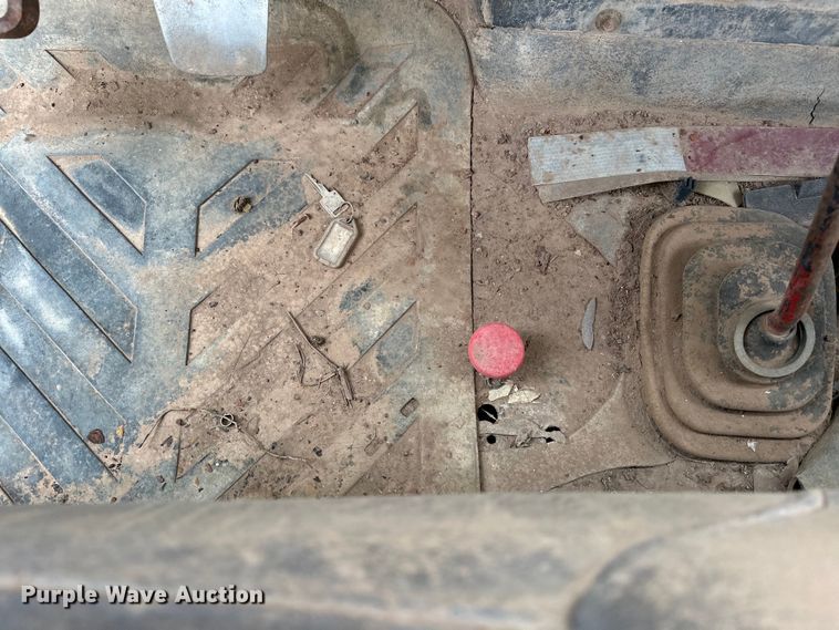 image for item EQ2057 1984 International  1754 flatbed truck