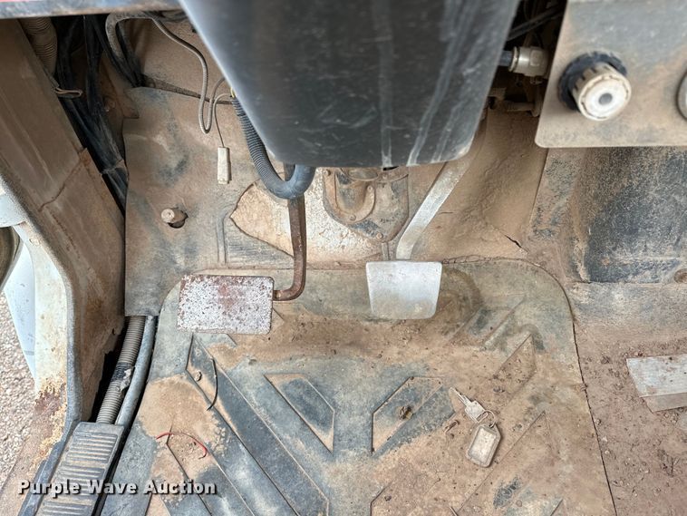 image for item EQ2057 1984 International  1754 flatbed truck