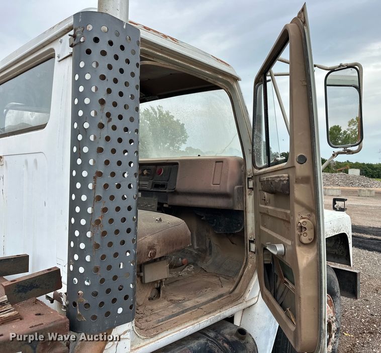 image for item EQ2057 1984 International  1754 flatbed truck