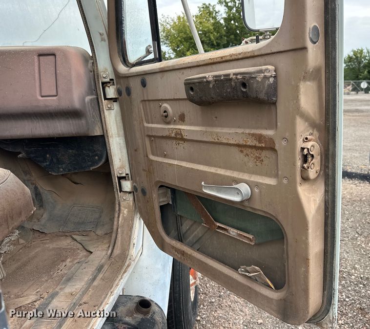 image for item EQ2057 1984 International  1754 flatbed truck