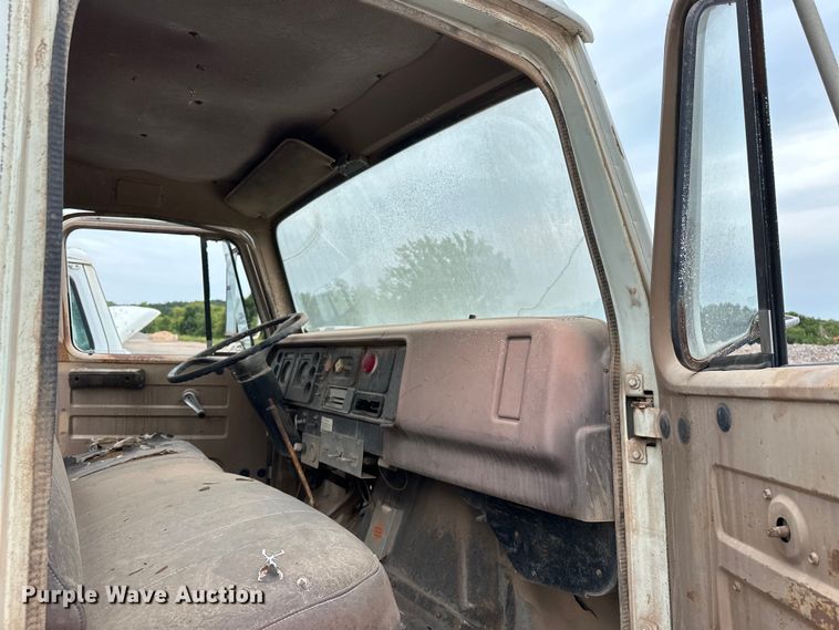 image for item EQ2057 1984 International  1754 flatbed truck