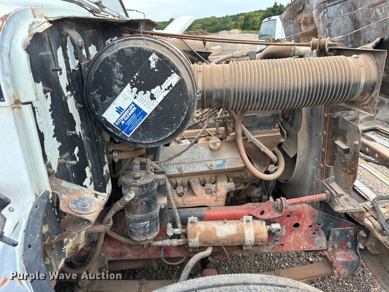 image for item EQ2057 1984 International  1754 flatbed truck