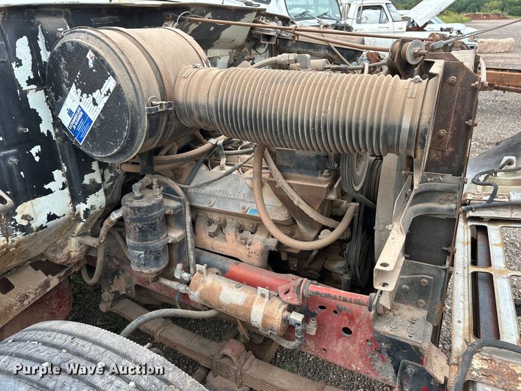 image for item EQ2057 1984 International  1754 flatbed truck