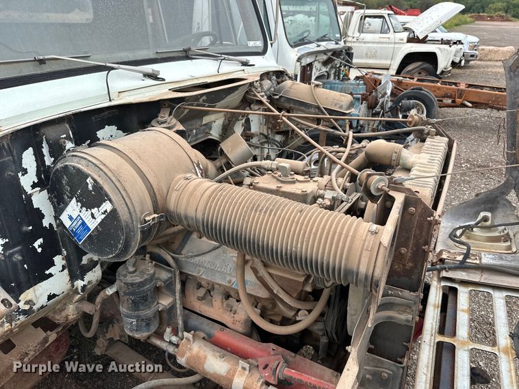 image for item EQ2057 1984 International  1754 flatbed truck