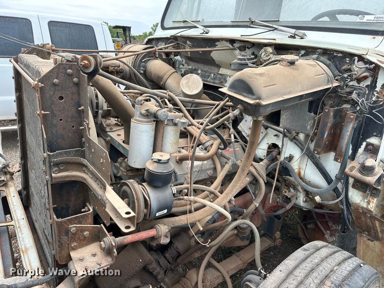 image for item EQ2057 1984 International  1754 flatbed truck