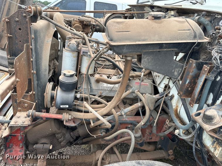 image for item EQ2057 1984 International  1754 flatbed truck