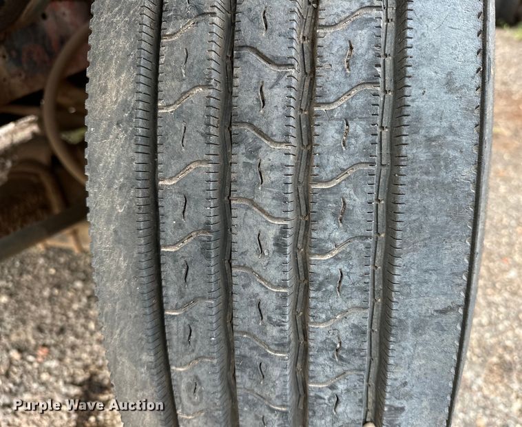 image for item EQ2057 1984 International  1754 flatbed truck