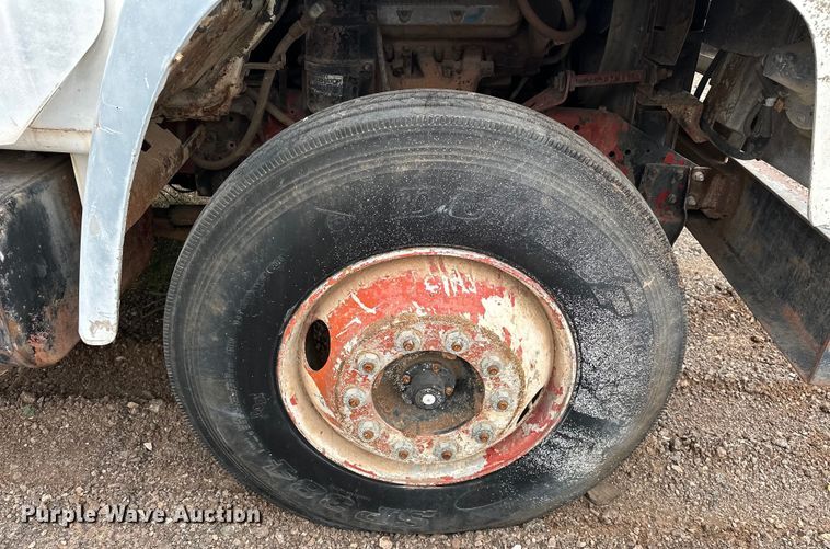 image for item EQ2057 1984 International  1754 flatbed truck