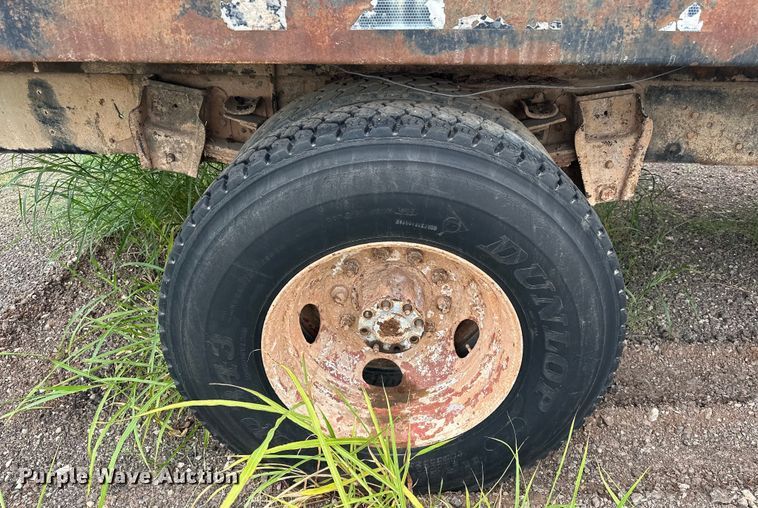 image for item EQ2057 1984 International  1754 flatbed truck